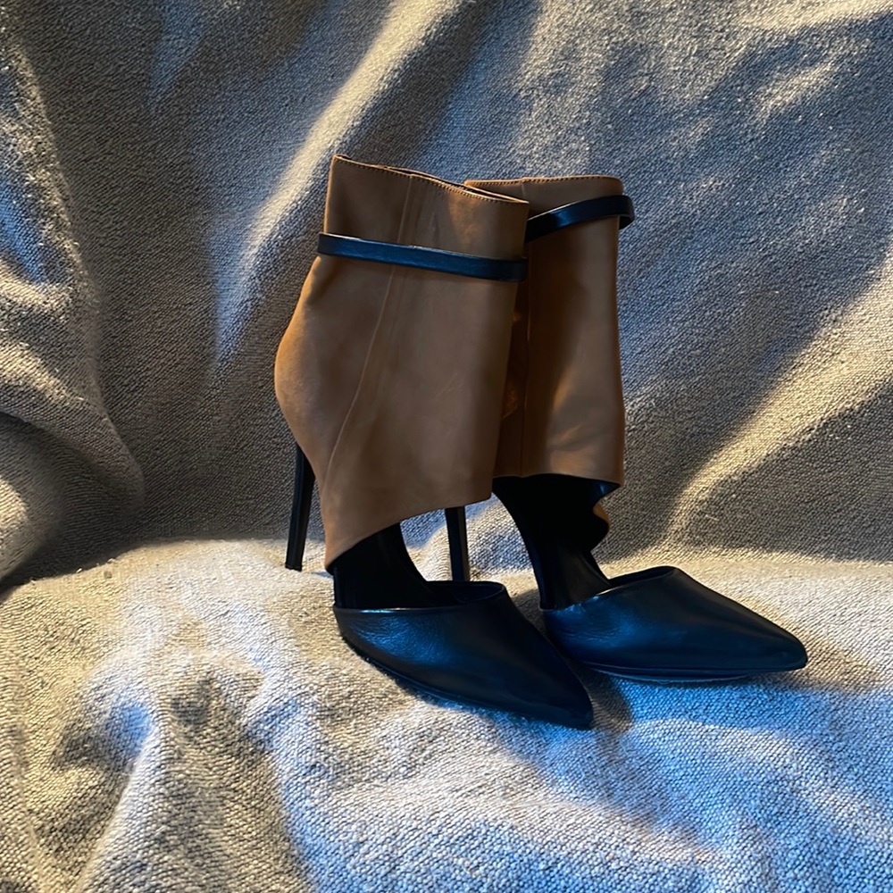 Schutz camel/ black two tone heels with ankle cuffs. New in box! 😍 - Picture 2 of 4
